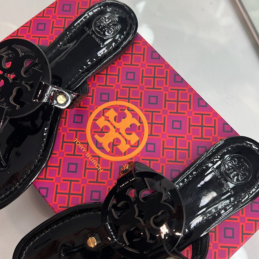 Tory Burch patent leather black sandal with large emblem waterproof size 6.5 NEW - Picture 8 of 10
